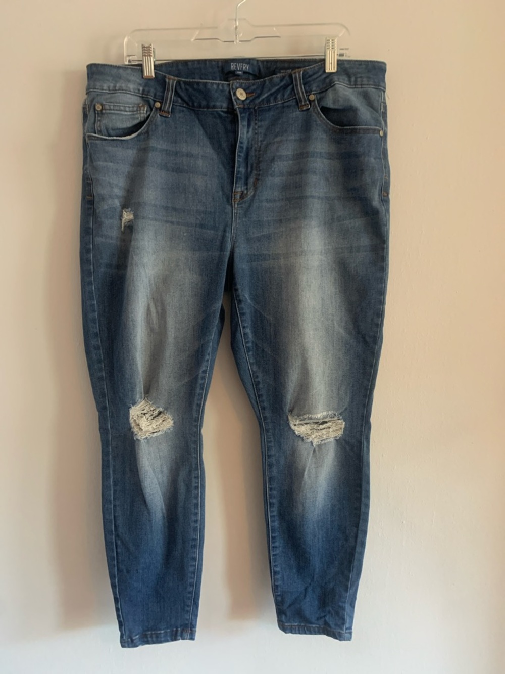 REVERY Casual Distressed Boyfriend Jeans in Blue